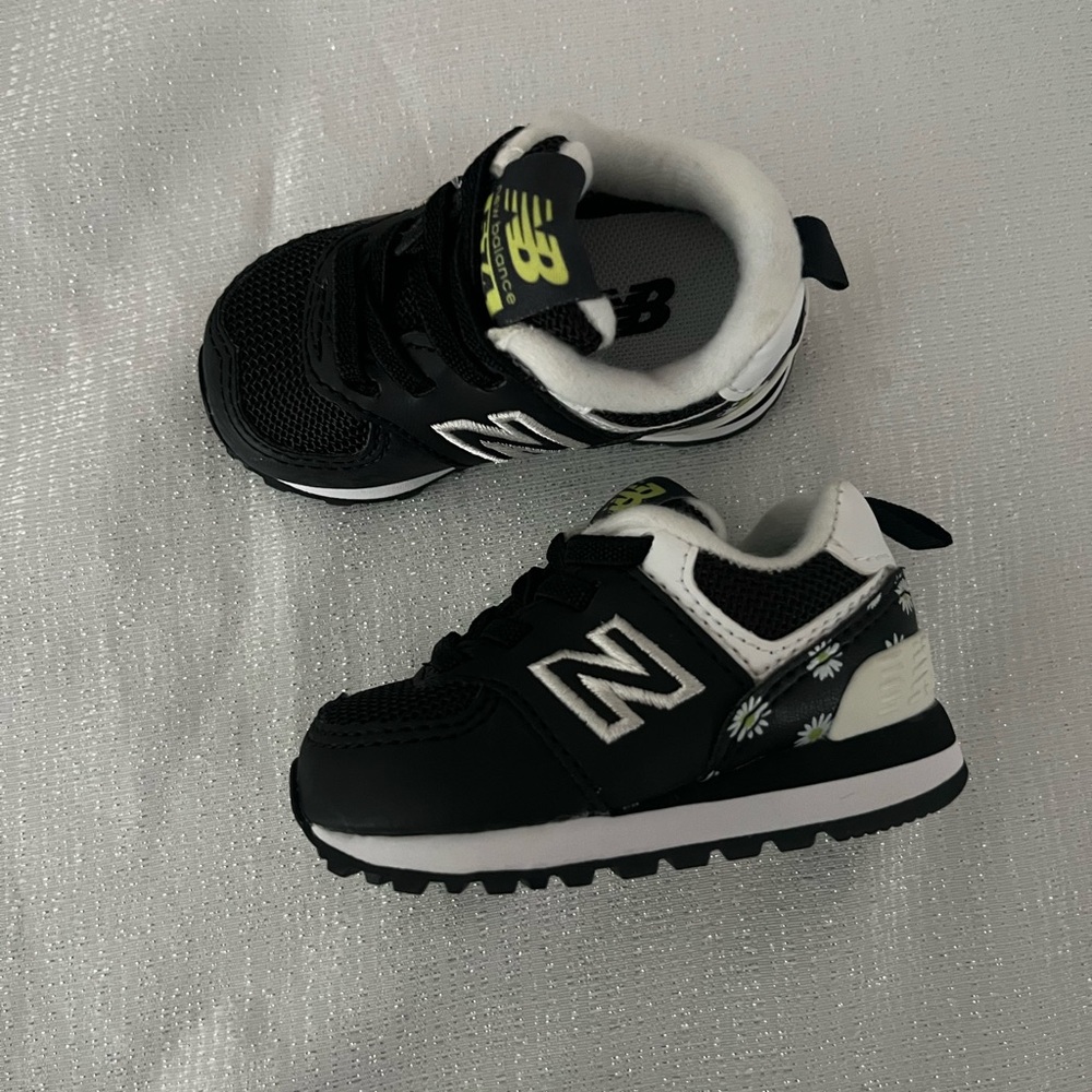 Infant New Balance 574 Sneakers. US 2. Like New Quality.